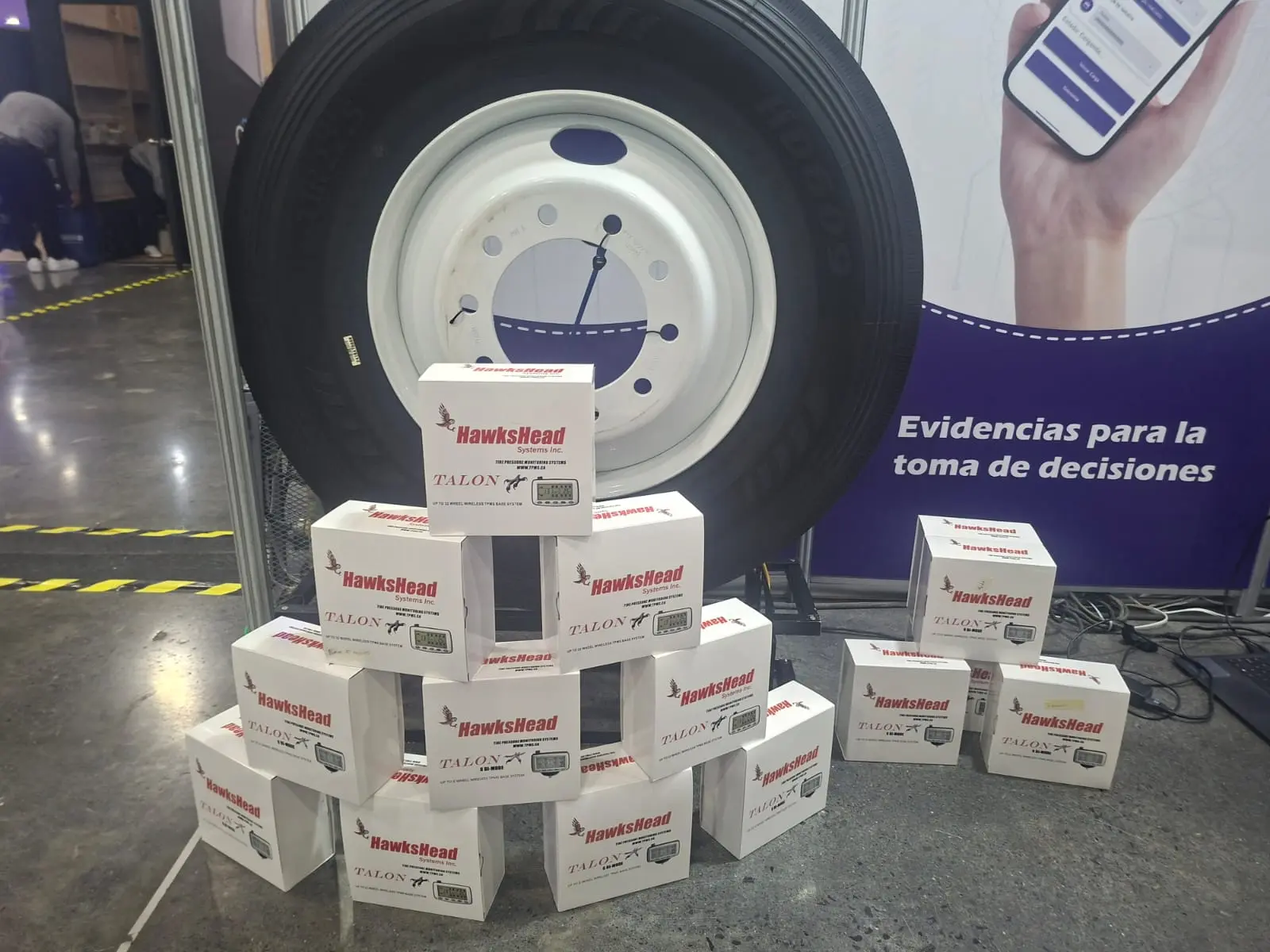 Cajas de sensores TPMS frente a una llanta de camión