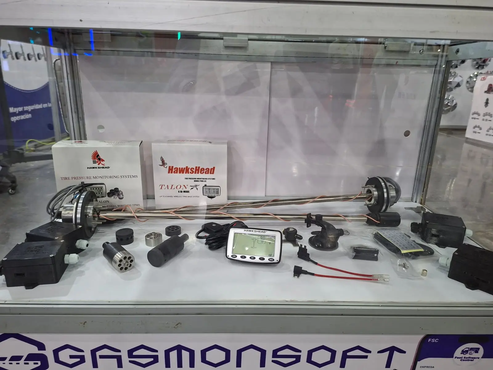 Componentes del sensor de combustible y pantalla de monitoreo en la vitrina