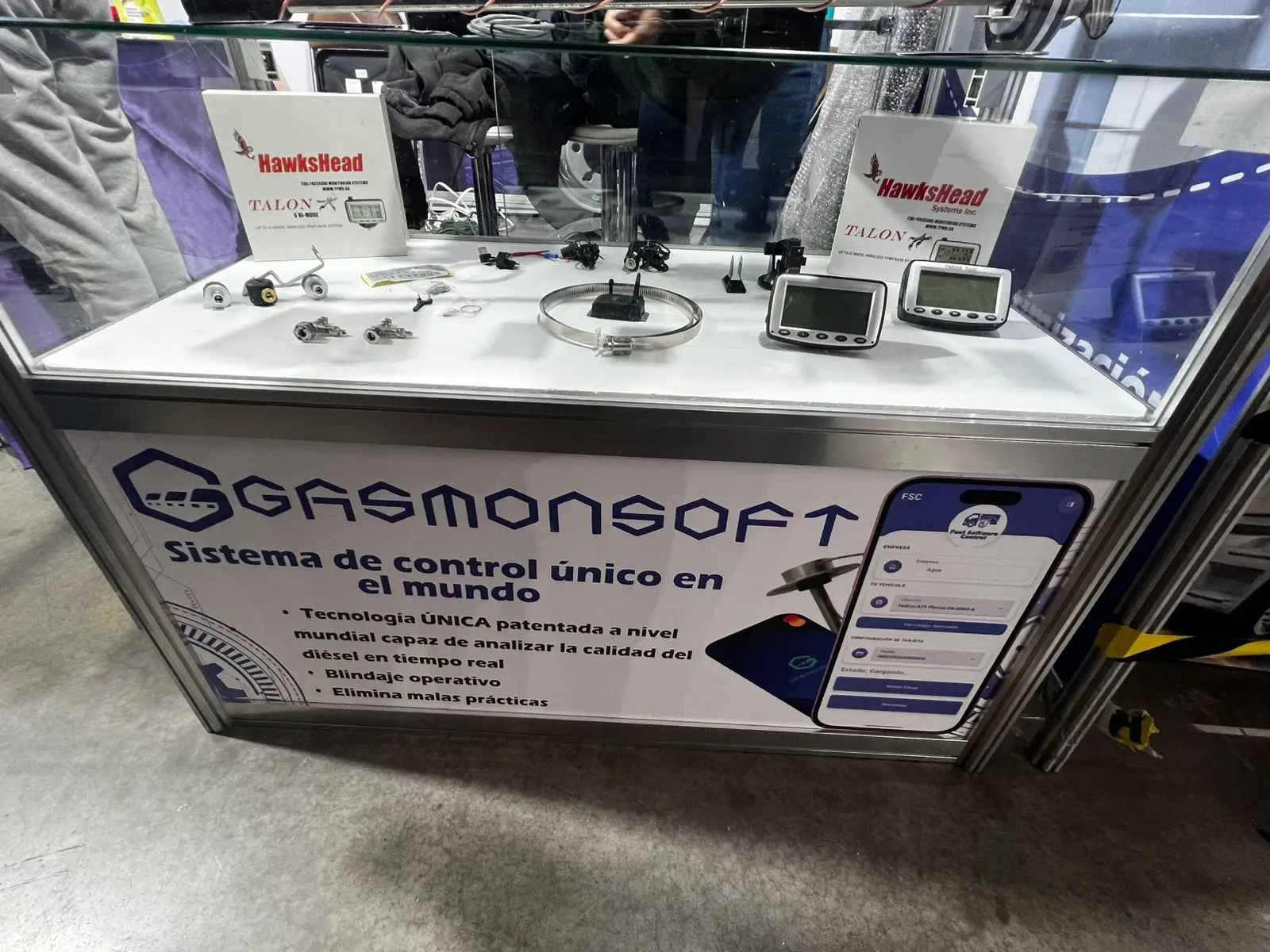 Mostrador del stand con el sistema de control de combustible