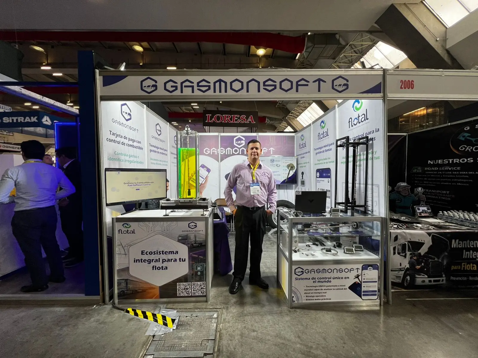Asesor de Gasmonsoft atendiendo en el stand de la expo