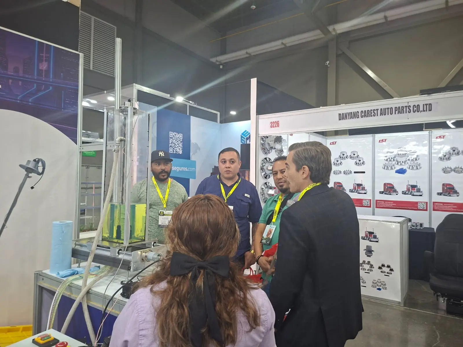 Visitantes reunidos junto al equipo de prueba del sensor de combustible